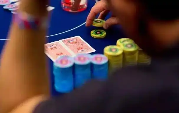 德州扑克决赛规则_德州扑克比赛怎么加注_斗牌过程与手牌组合