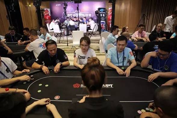 德州扑克线上比赛与线下俱乐部发展_德州扑克 发牌顺序_德州扑克职业牌手真实人生