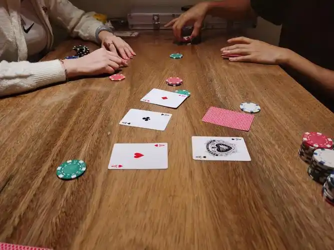 德州扑克人群_德州扑克玩家风格策略_年龄经济状况对牌局影响